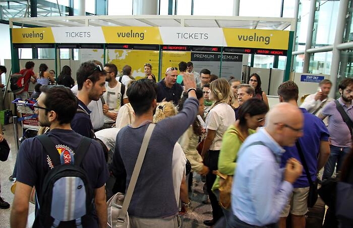 Figlio non puo' partire per documento scaduto: padre lo lascia e parte lo stesso