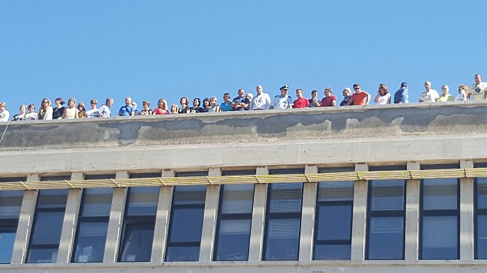 La Regione nega i fondi, dipendenti ex Provincia di Ragusa sul tetto per protesta