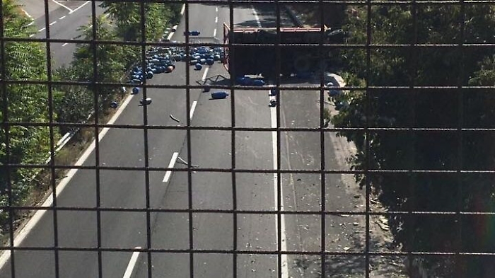 Camion  carico di bombolo gpl si ribalta sulla A18, code tra Giarre e San Gregorio