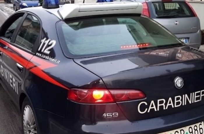 Investe scooterista e fugge