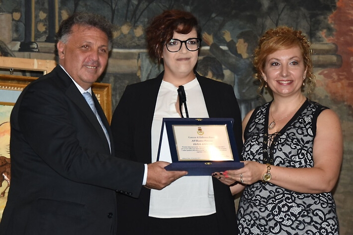 Pittura, Elisa anfuso riceve il premio Sciuti: &laquo;Sono pi&ugrave; brava a dipingere che a parlare&raquo;