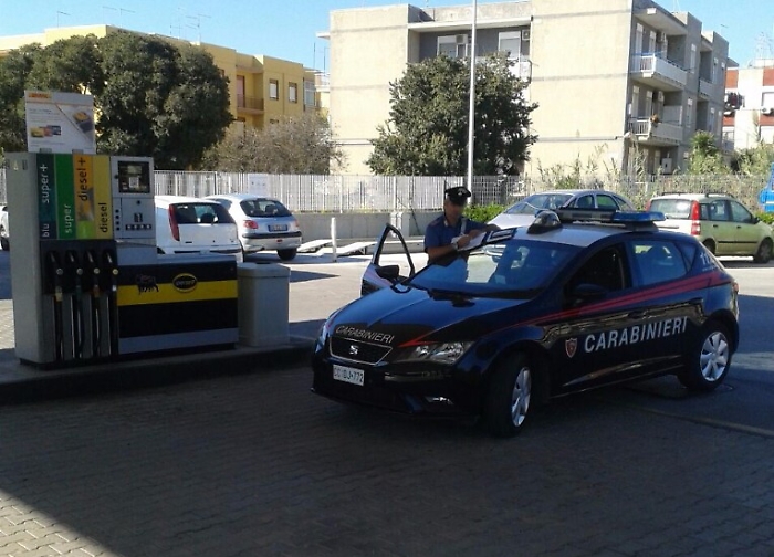 Siracusa, distributore di carburante in tilt, folla di automobilisti fa il pieno gratis