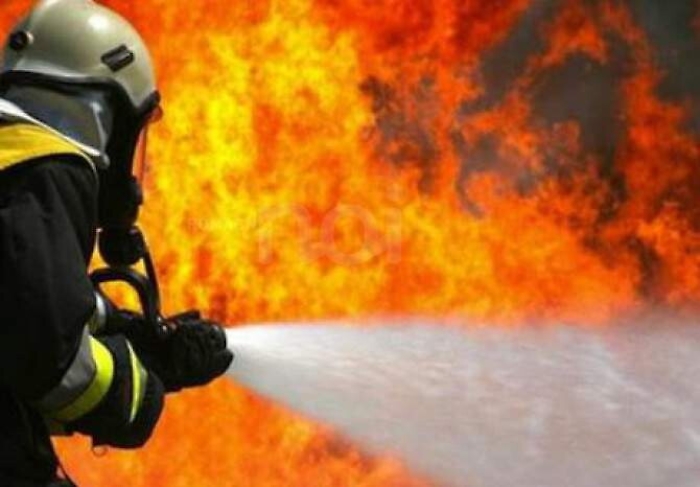 In fiamme edicola di giornali in via Errante a Palermo