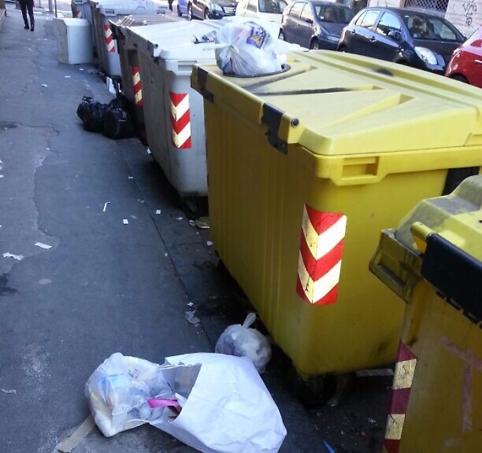 Catania, rifiuti gettati fuori orario e fuori da cassonetti in via Duca degli Abruzzi