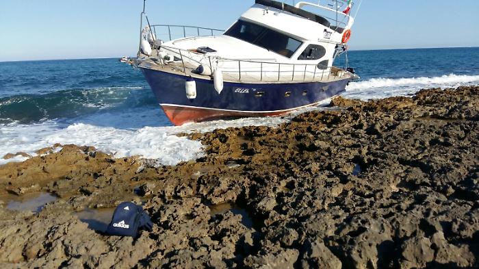 Vendicari, barca abbadonata dopo sbarco: pericolo inquinamento e rischio navigazione