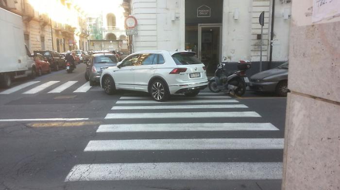 Catania, parcheggi selvaggi: civilt&agrave; vicina allo zero