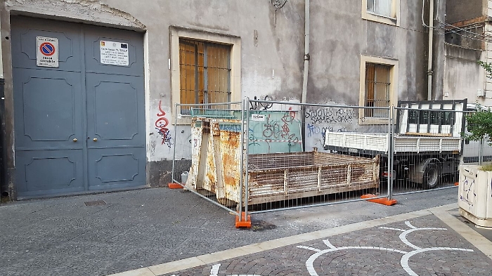 Catania, scarrabile sotto finestre del Cutelli: la polvere entra in classe