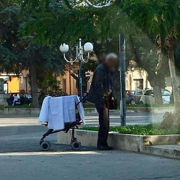 Vittoria, pip&igrave; nell'aiuola davanti ai passanti in piazza Senia