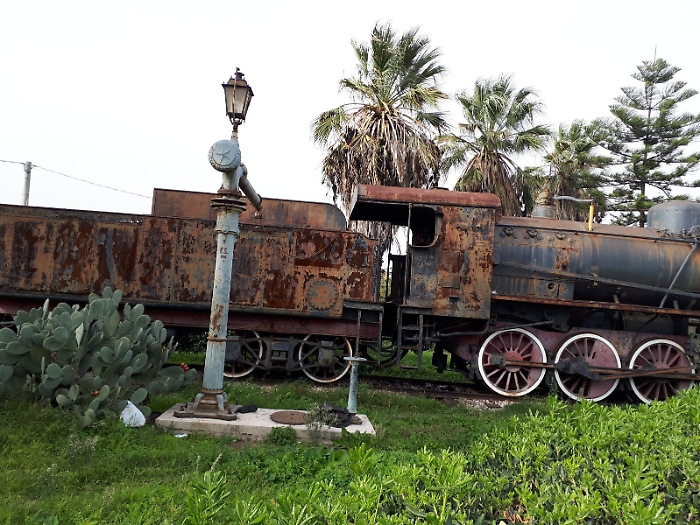 Locomotore a vapore arrugginito in stazione di Acireale: meglio rimuoverlo