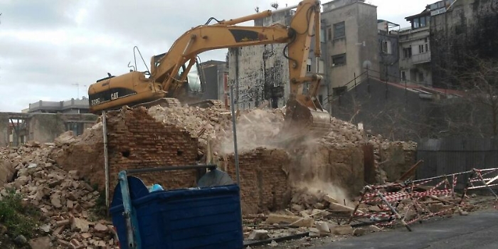 Palazzo del '700 abbattuto, Sgarbi vuole cacciare il soprintendente di Messina