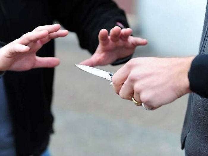 Litigano per una donna e lo accoltella, duello rusticano con arresto a Bronte