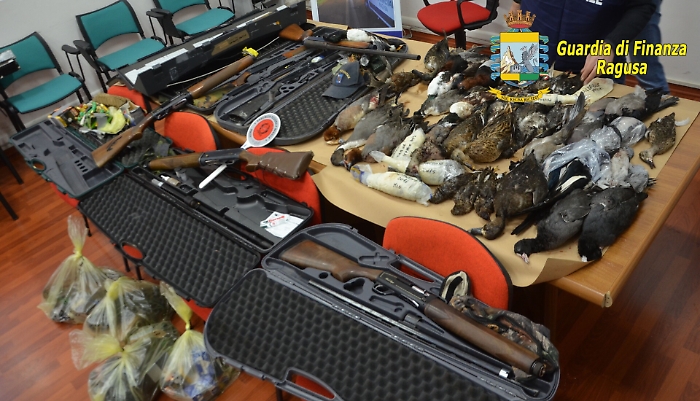 Cacciatori di frodo, pronti a partire per Malta, bloccati al porto di Pozzallo