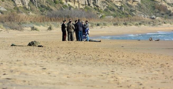Immigrazione, continue partenze dall'Africa. Cadavere in spiaggia a Torre Salsa