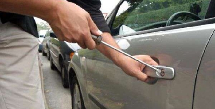 Va a rubare autoradio con la compagna e il figlio di 7 anni: arrestato