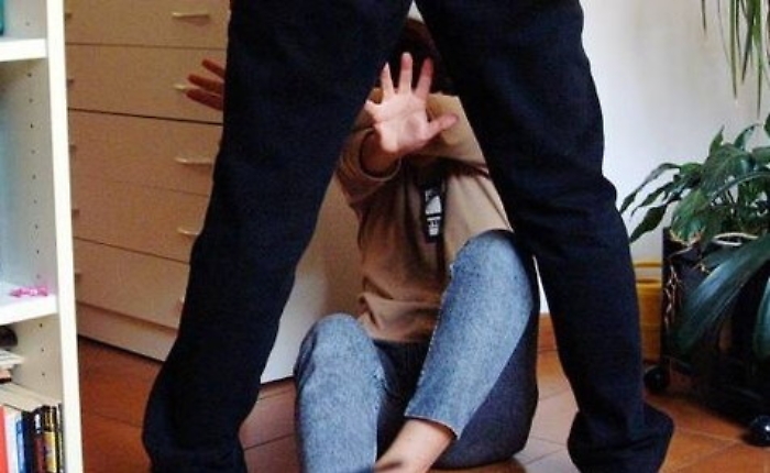 Presa a morsi e segregata in casa, denuncia  ex compagno e lo fa arrestare