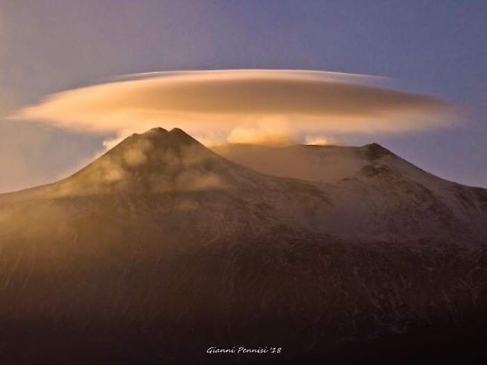 Un "cerchio" sull'Etna: &egrave; una nube lenticolare