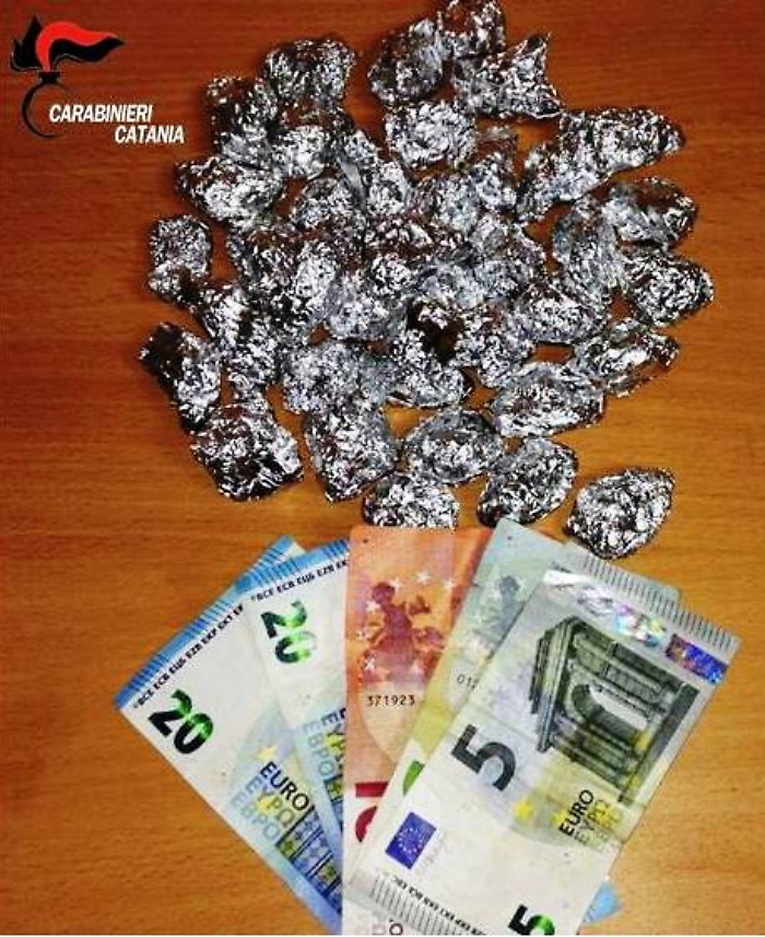 Catania, marijuana nascosta negli slip, arrestati due pusher