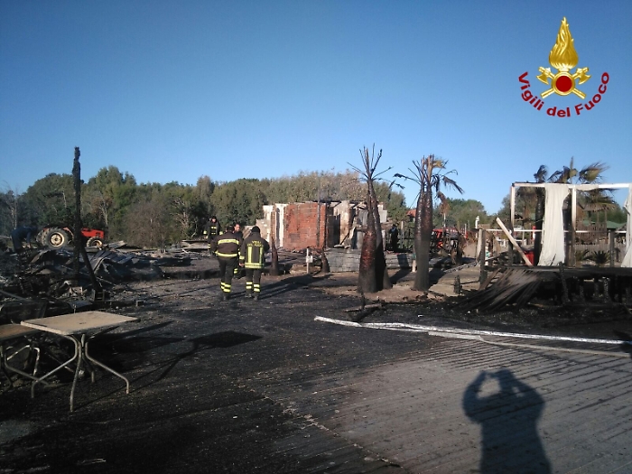 Catania, a fuoco il lido Capannine alla Plaia, i danni sono ingenti