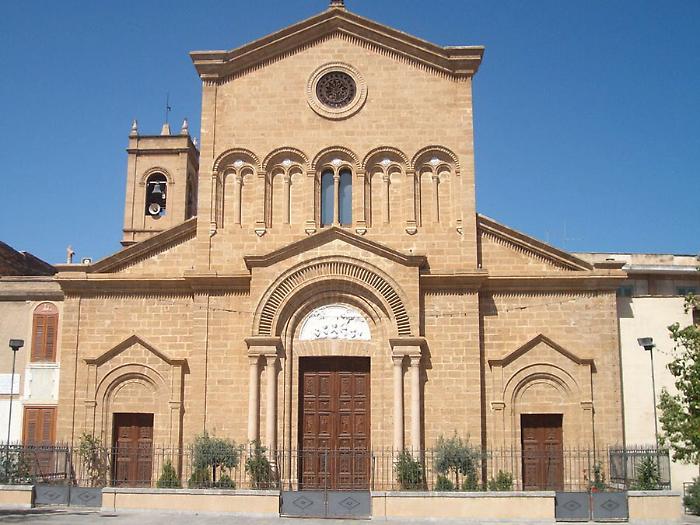 Bagheria, scritte minacciose contro il parroco delle Anime Sante