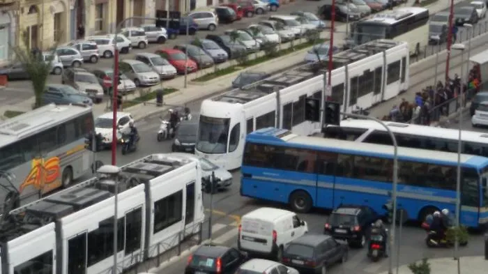 Palermo, traffico in tilt tra Corso dei Mille e Piazzetta Cairoli: semafori non funzionano