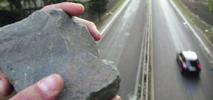 Ragusa, sassi da cavalcavia colpiscono auto consigliera comunale