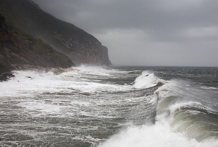 Porto Alicudi off limits a traghetti e aliscafi per danni mareggiate
