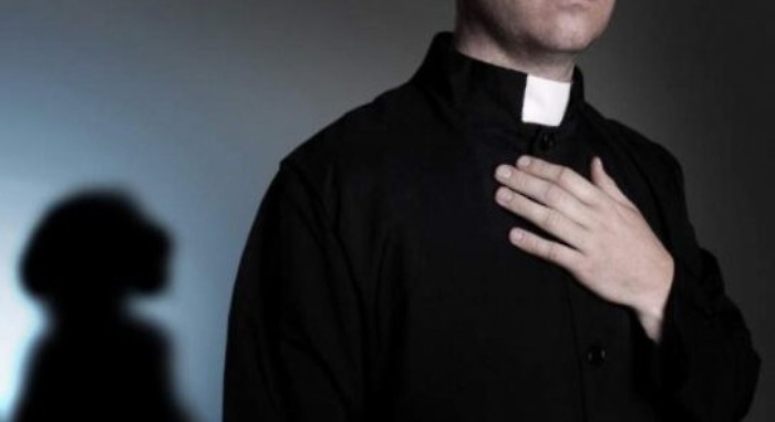 Siracusa, sacerdote catanese rinviato a giudizio per violenza su minore