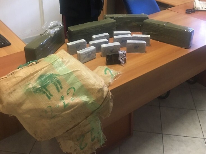 Cassibile, arenato in spiaggia un sacco con 25 chili di hashish