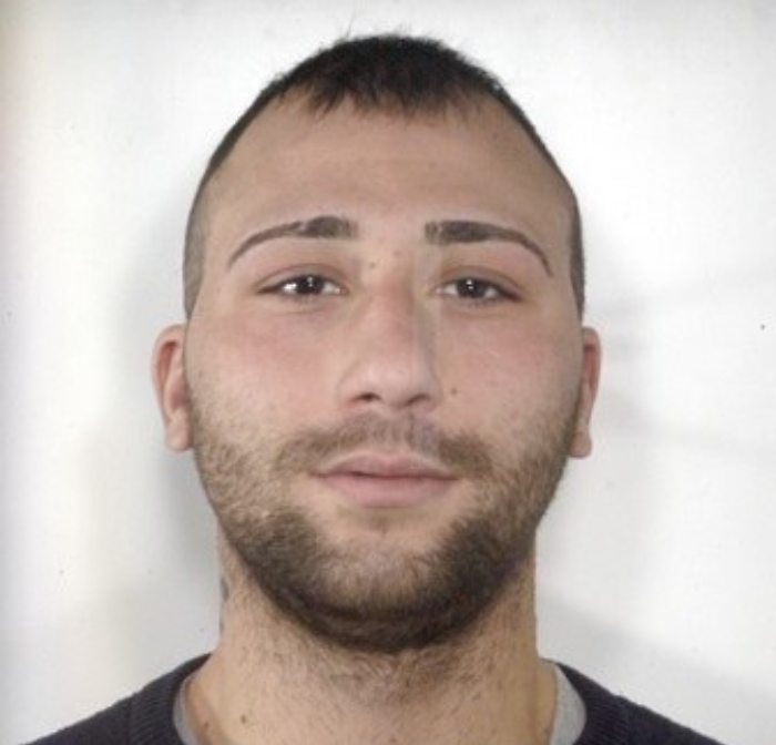 Dosi di marijuana e piante di cannabis in casa: un arresto ad Adrano