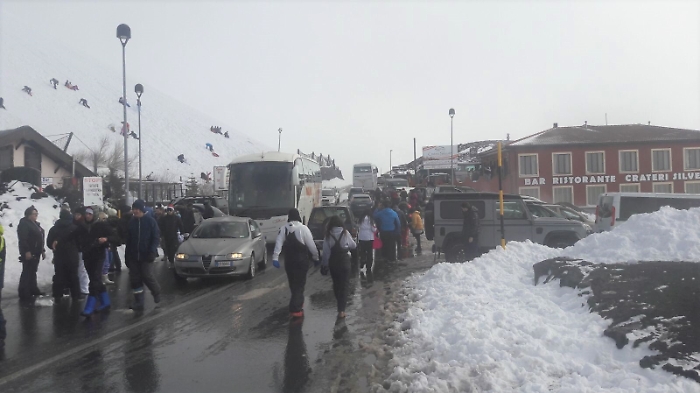 Con la prima neve dell'inverno assalto ai due versanti dell'Etna