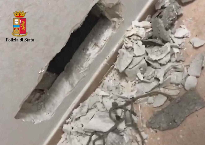 Palermo, nascondeva la droga nella parete del corridoio: arrestato