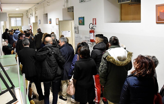 Tagliando antifrode rallenta il voto: code ai seggi e c'&egrave; chi sceglie di andar via