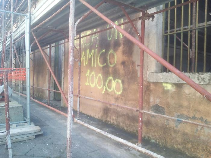Zafferana, incendiano cantiere e lasciano una scritta: &laquo;Cerca un amico, 100,00&raquo;