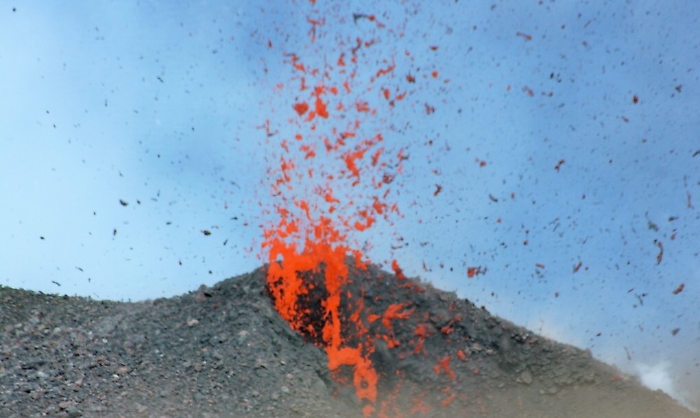 Lapilli e forte esplosione sullo Stromboli