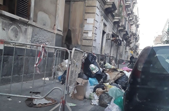 Catania, cumuli maleodoranti in via G. Bruno: fino a quando?