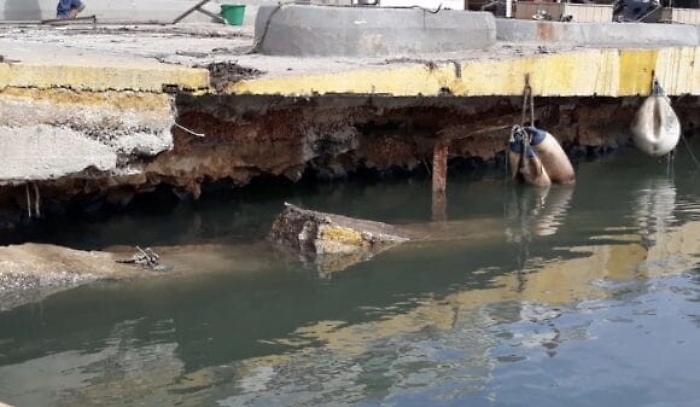 Cede la banchina del porticciolo di Marinella di Selinunte