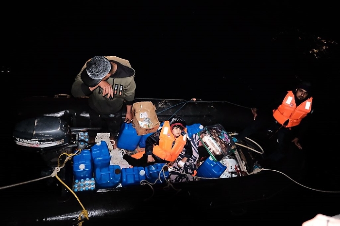 Sul gommone col fratello di 14 anni malato di leucemia: &laquo;Solo cos&igrave; possiamo curarlo&raquo;
