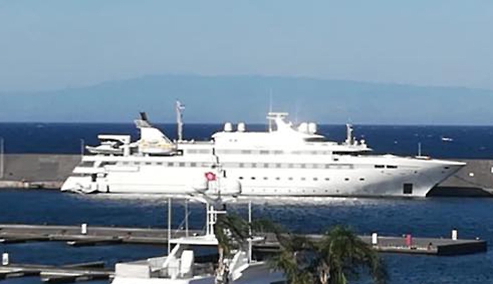Panfilo da mille e una notte nel porto di riposto