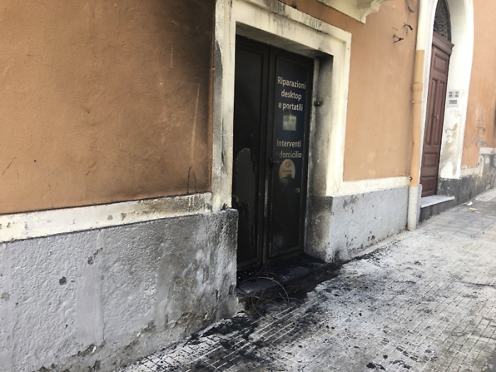 Fiamme alla porta d'ingresso di un negozio a Giarre: &egrave; racket estorsioni