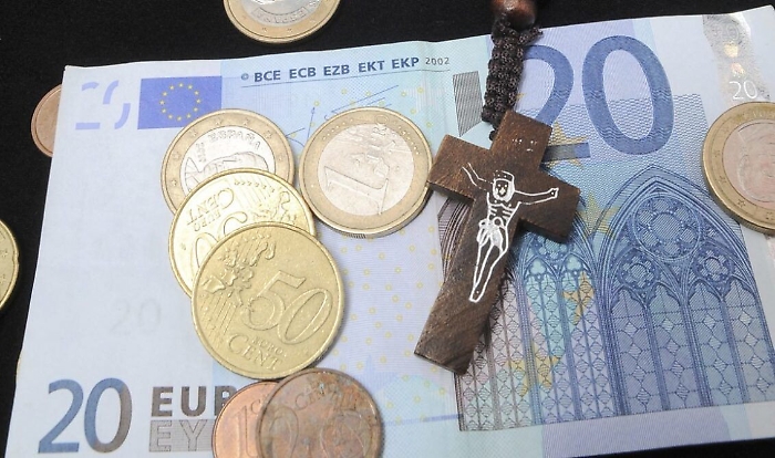 Anziano prete "raggirato" e sequestrato da sorella e nipoti: condannati