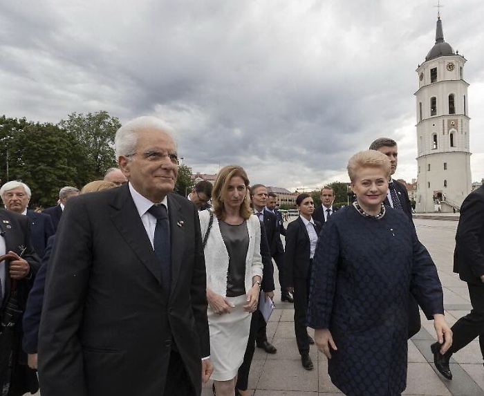 Mattarella lascia Vilnius e i turisti siciliani gli cantano &ldquo;Si maritau Rosa&rdquo;