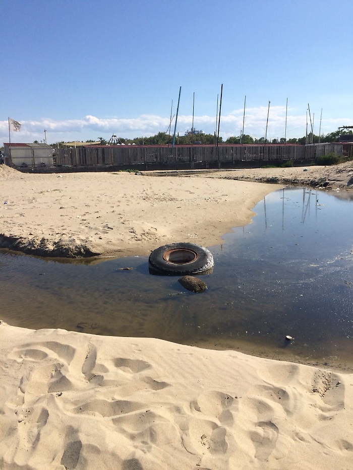 Catania, acqua putrida dietro i lidi alla Plaia