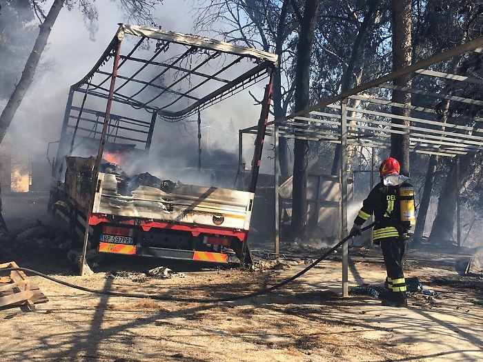 Incendio minaccia abitazioni a Sciacca: appartamenti vengono evacuati