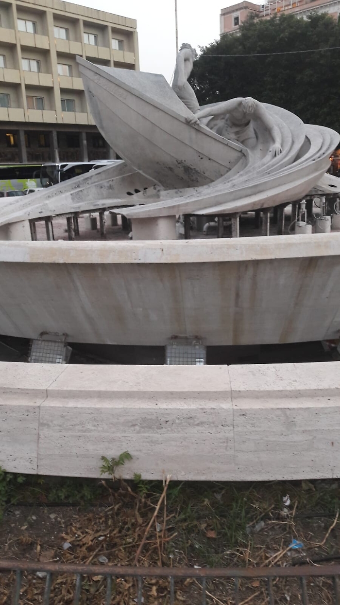 Catania, piazza Verga: la storica fontana lasciata morire