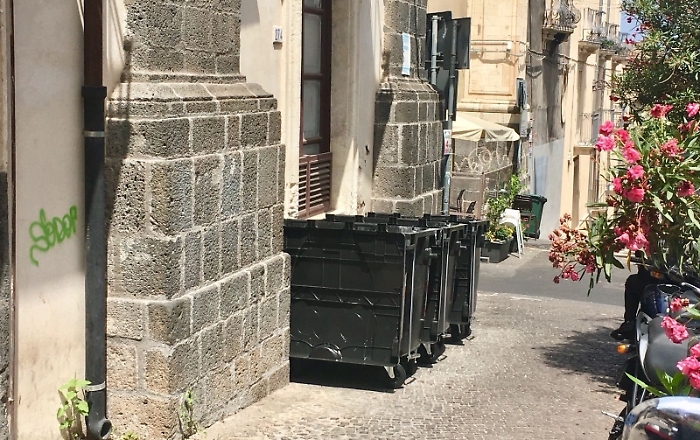 Catania, via Crociferi: cassonetti perennemente aperti