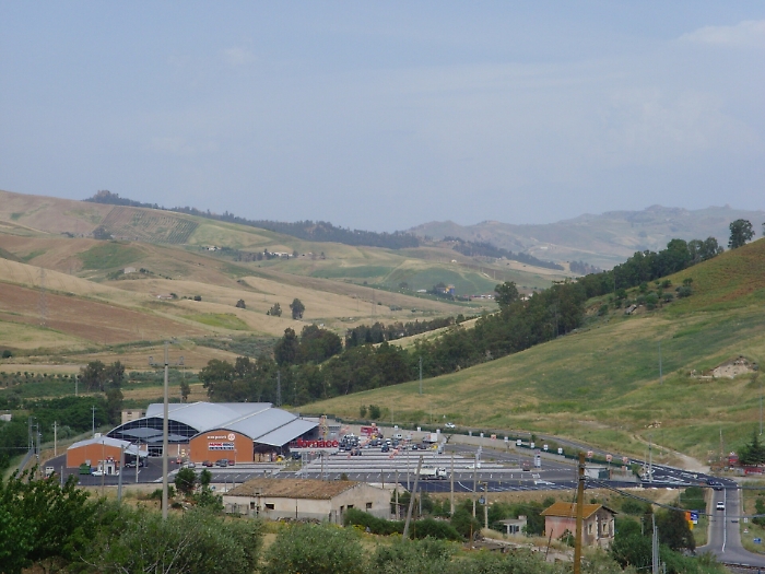 Perde il controllo dell'auto ed esce fuori strada: un morto nel Nisseno
