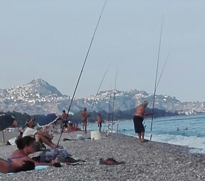Fiumefreddo: bagnanti in spiaggia insieme ai pescatori