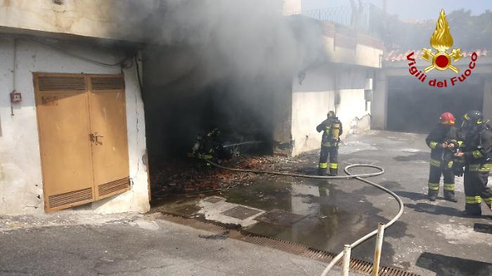 Aci Castello, incendio nel garage affollato di auto di un'abitazione 