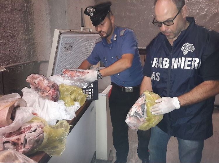 Ustica, ai clienti dava cibo in cattivo stato di conservazione