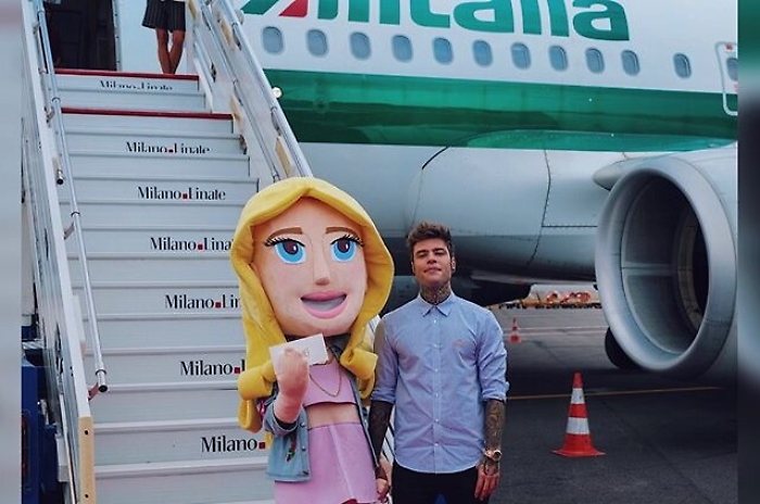 "The Ferragnez", Fedez arriva in Sicilia con volo Alitalia "addobbato"